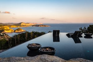 Piscina infinity con frente a la Isla de Formentera Piscina infinity con frente a la Isla de Formentera