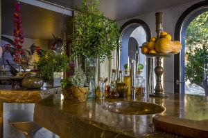 Cocina con encimeras de piedra pulida original de la isla