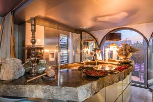 Cocina con encimeras de piedra pulida original de la isla